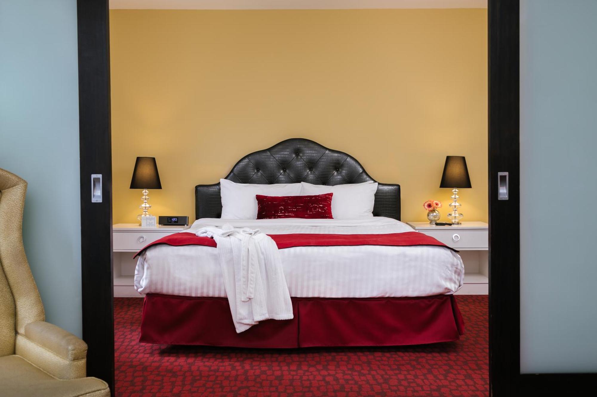 Suite 1 King Bed,1212447208:JPEG