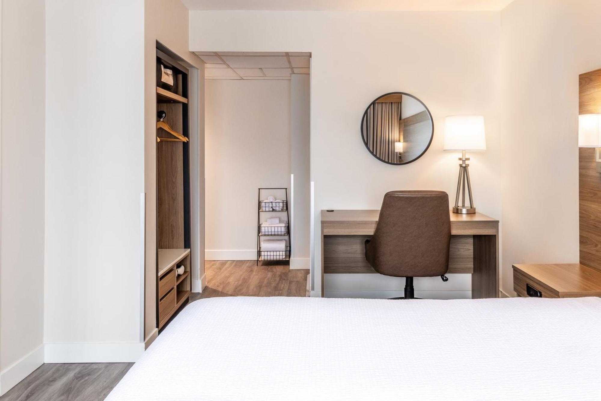 King Suite w/kitchenette & Sofa Bed,1606552036:JPEG